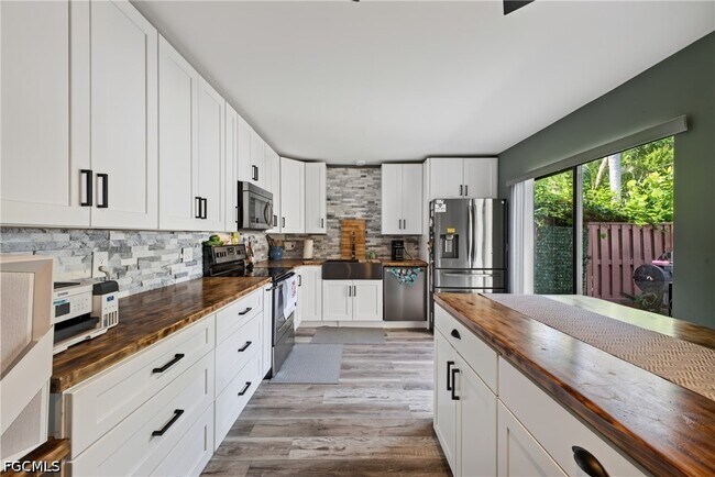 Building Photo - 5240 Cedarbend Dr
