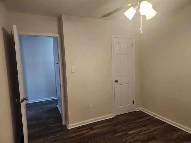 Building Photo - 122 Debra Dr