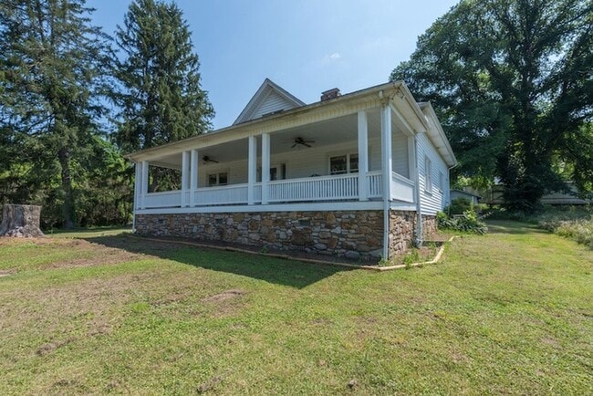 Building Photo - Weaverville Farmhouse Rental!