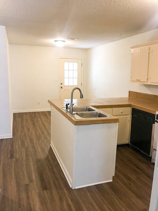 Building Photo - 1000 N Red St