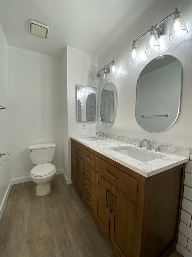 Building Photo - 10417 Hayford St