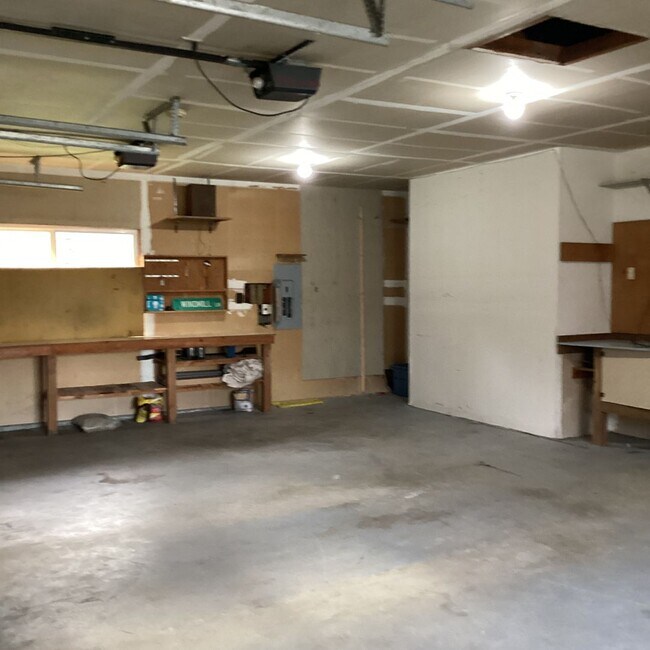 Building Photo - Ranch Style Rambler located in Stannwood