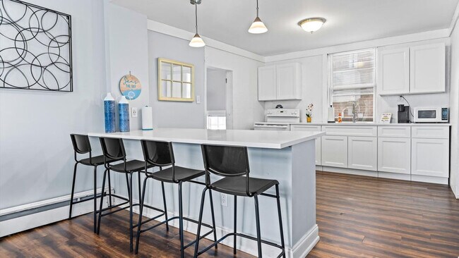 Building Photo - 206 N Dorset Ave