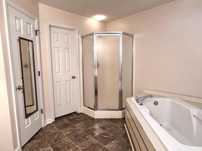 Building Photo - 1002 Brookhollow Dr