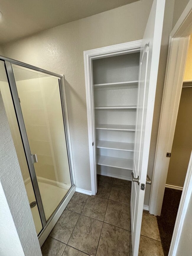 Building Photo - Ready for Move In! Spacious 4 bedroom 3 ba...