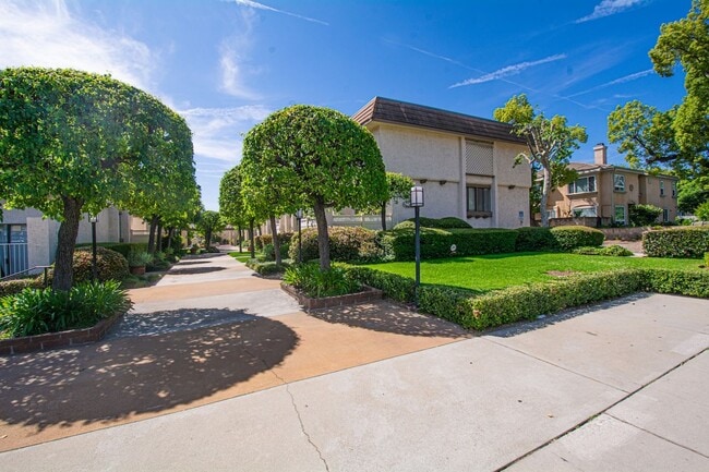 Building Photo - 848 W Huntington Dr