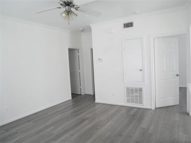 Building Photo - 6289 Wilcrest Dr