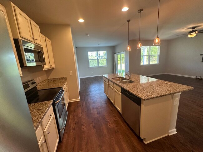 Building Photo - 8170 E Highcroft Dr NE