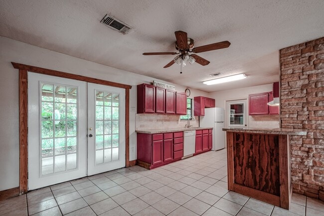 Building Photo - 521 Northwood Dr