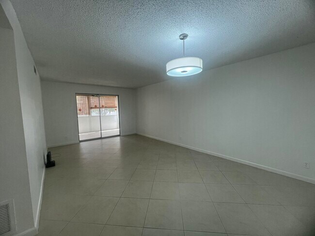 Building Photo - 2615 NE 3rd Ct