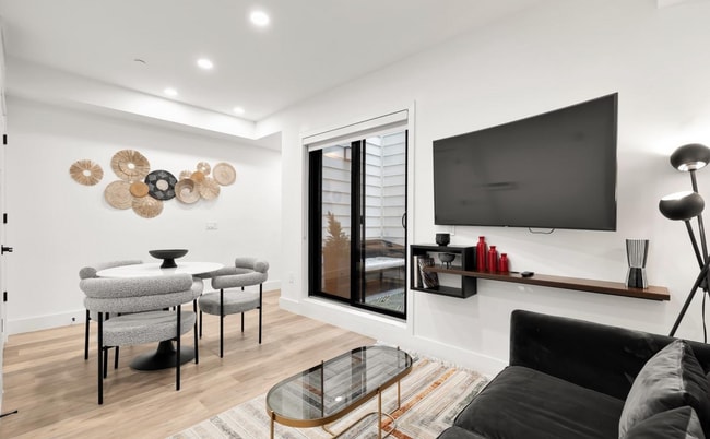 Building Photo - Modern Fully furnished 2 bed Unit