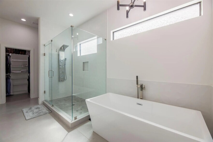 Building Photo - Room in Duplex on Avenue L