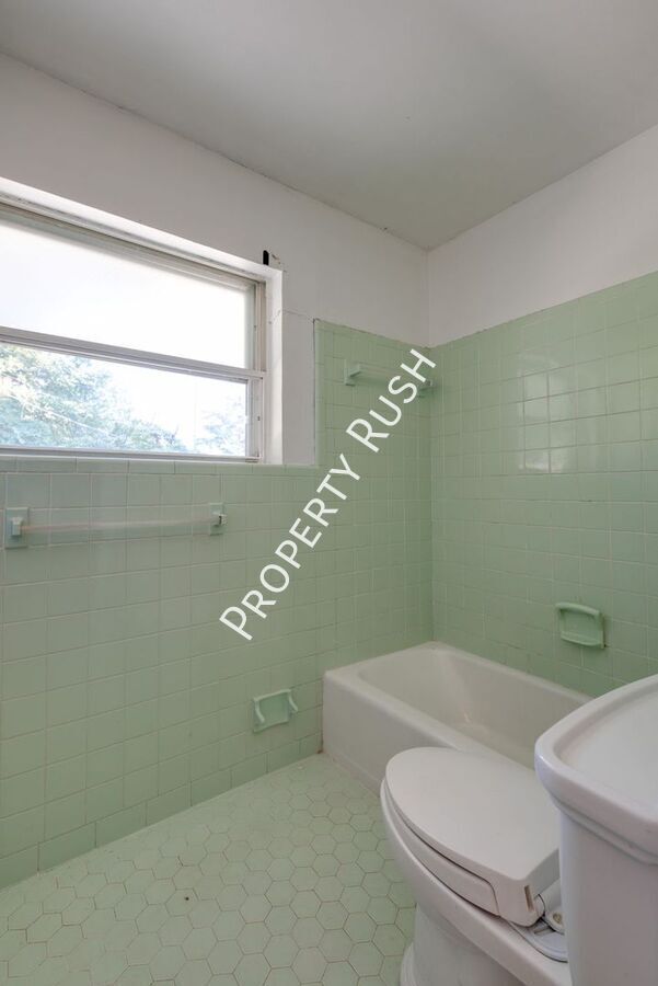 Building Photo - 303 Windmere Dr