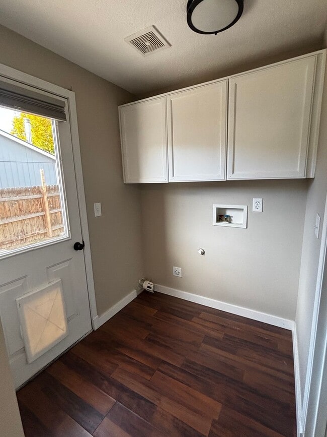 Building Photo - 4 bed 3 bath, Bonus room, Rv parking, Fenc...