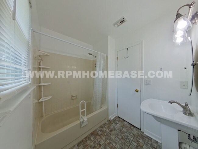 Building Photo - Charming 3-Bedroom Home in Crestview with Modern Features!