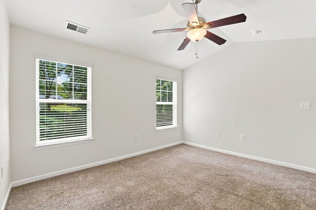 Building Photo - Spacious End Unit Townhome!