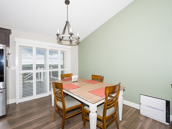 Building Photo - Beautiful 5 Bedroom Single Family Home