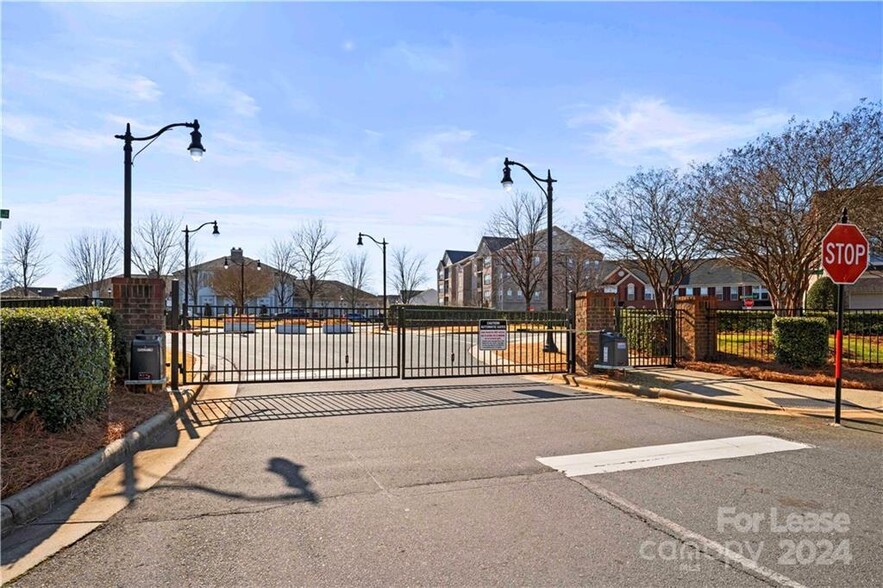 Building Photo - 5907 Carrollton Ln
