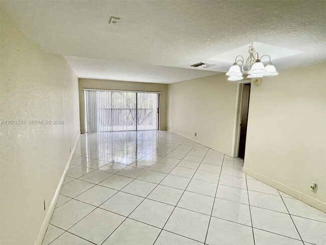 Building Photo - 491 Racquet Club Rd