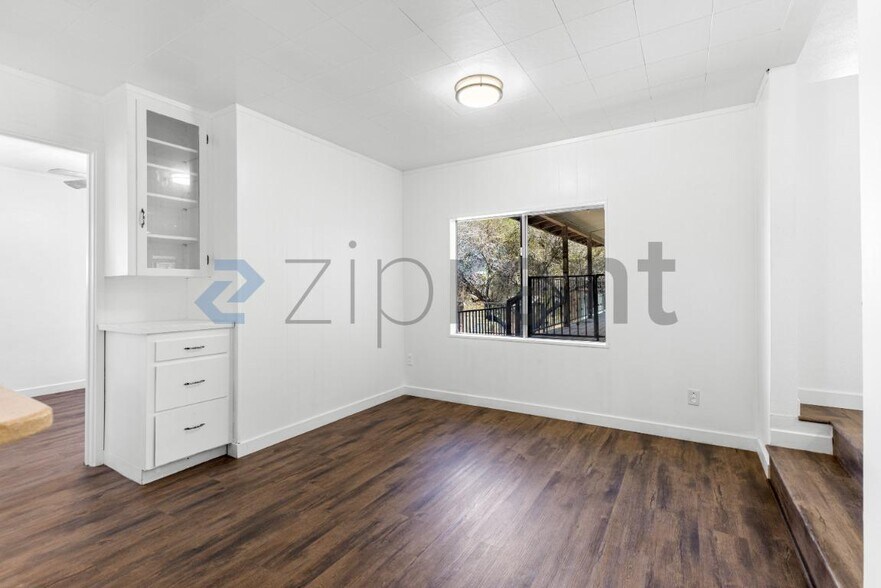 Building Photo - Unit