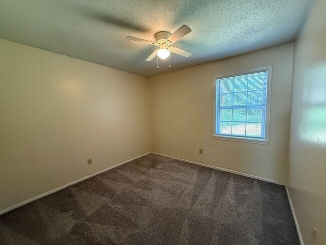 Building Photo - 107 Twinwood Ct