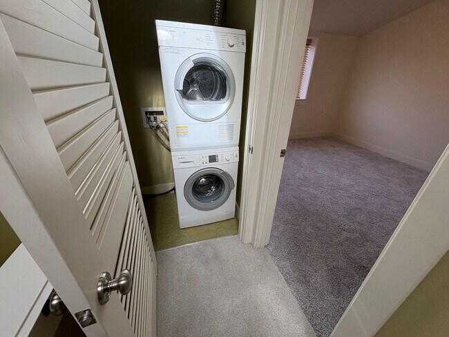 Building Photo - Queen Anne Townhome