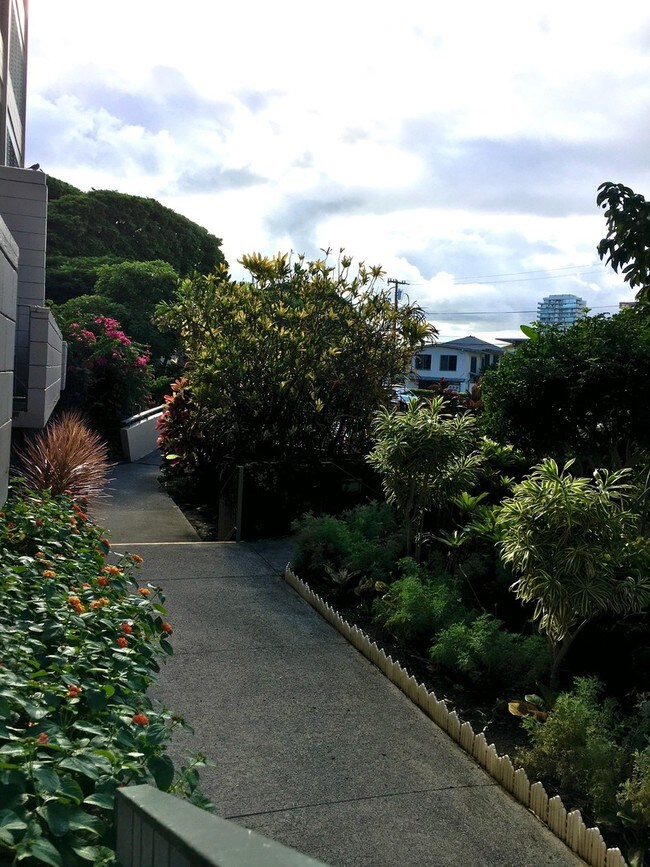 Building Photo - **VIEW FULL AD FOR DETAILS** $995 1ST MONTH RENT SPECIAL | REMODELED! CENTRALIZED LOCATION! GREAT...