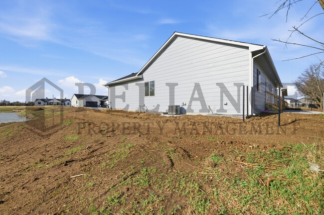 Building Photo - 5238 N Pinecrest Ct