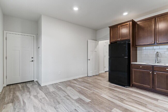 Building Photo - Bueaitful 4 bedroom home with 1 bed 1 bath MIL!