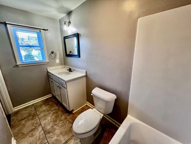Building Photo - Tri-Level Condo – Pets Welcome, Washer & D...