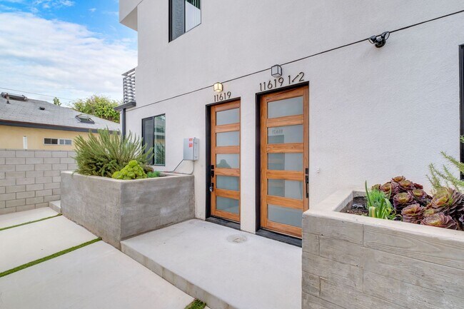 Building Photo - 4 Bed / 4 Bath Townhome in Sawtelle