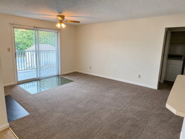Building Photo - 541 Pineland Cir