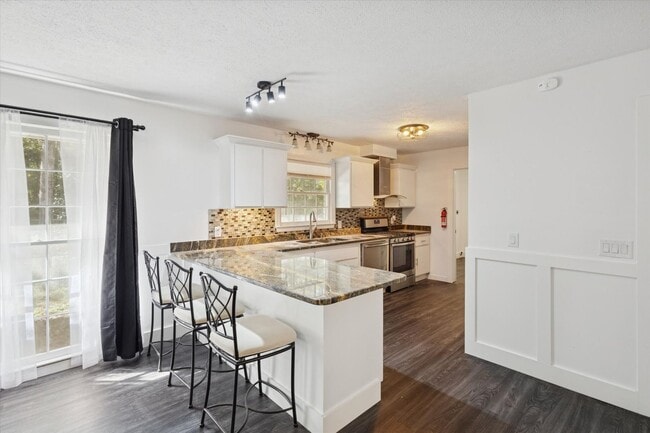 Building Photo - MOVE-IN READY! (Pet Friendly)