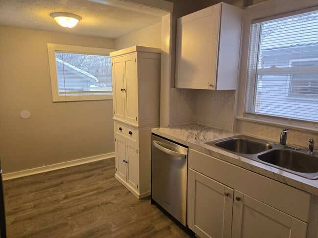 Building Photo - Charming 3-Bedroom Property in Prime Location