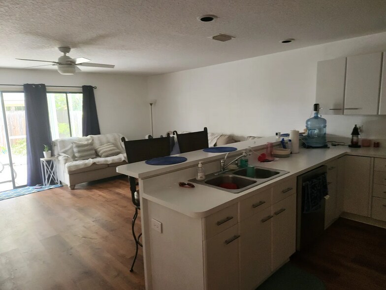 Building Photo - 2448 Carriage Ct