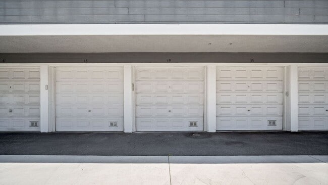 Building Photo - Upgraded 2-Bedroom Carriage Townhome with ...