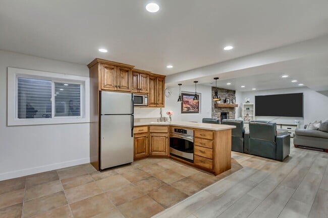 Building Photo - Beautiful 5-Bedroom Home in Sandy!