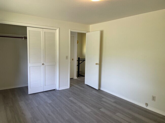Building Photo - Spacious Admirals Cove Home with Recent Up...