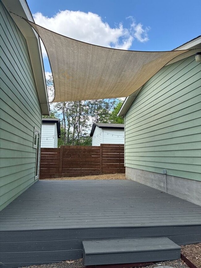 Building Photo - 3BR/2.5BA w/ Fenced Yard + Assigned Parking in Austin, TX