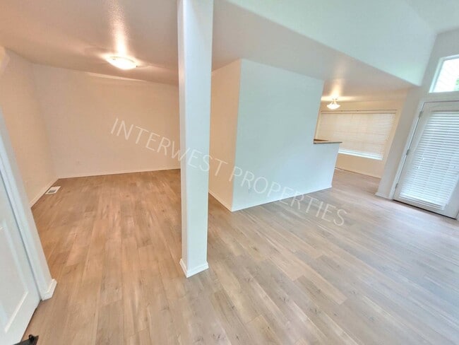 Building Photo - Beaverton 3 Bed 2.5ba Beautiful 2 Story Co...