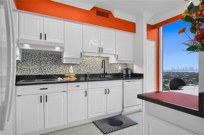 Building Photo - 4775 Collins Ave