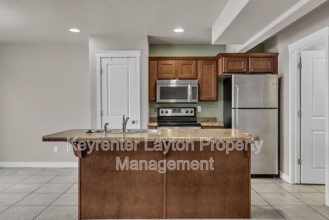 Building Photo - 2415 Wellington Dr