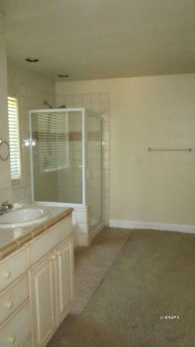 Building Photo - 3 bedroom Rental with garage