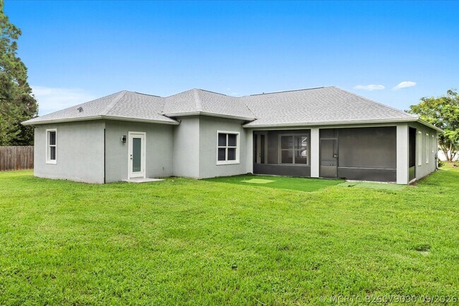 Building Photo - 419 SW Namoit Pl