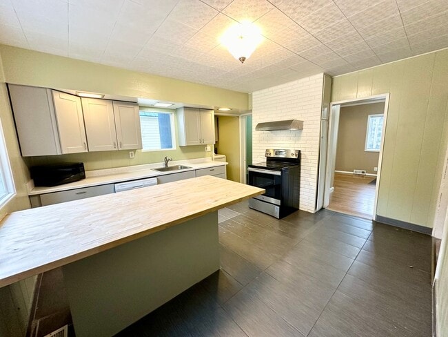 Building Photo - Inviting 3 Bed, 1 Bath Home in Roslyn, Whe...