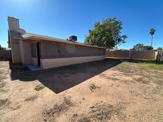 Building Photo - 1932 E Loyola Dr