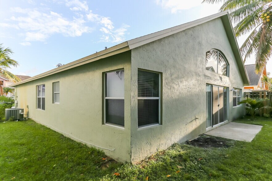 Building Photo - 9711 SW 16th Ct