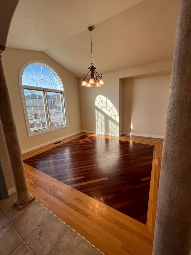 Building Photo - Beautiful Five-Bedroom, Three-Bathroom Home for Rent