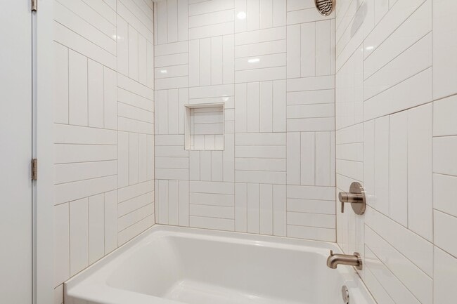 Building Photo - 2018 Remodeled 3 bed / 2 bath - wood / tile floors, fenced yard. Hyde Park / Downtown