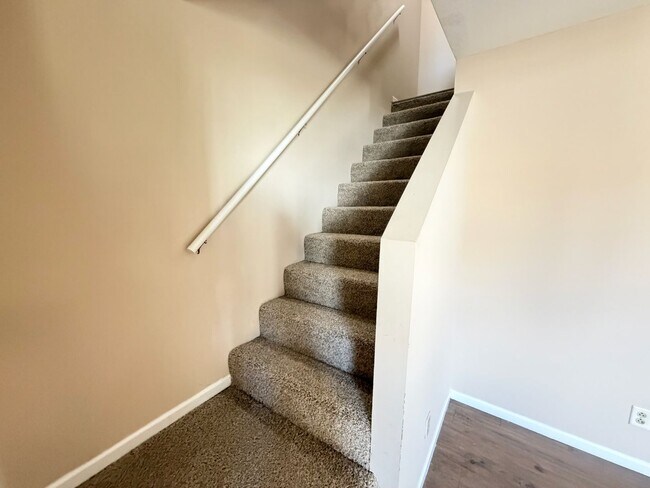 Building Photo - 706 Crescent Dr